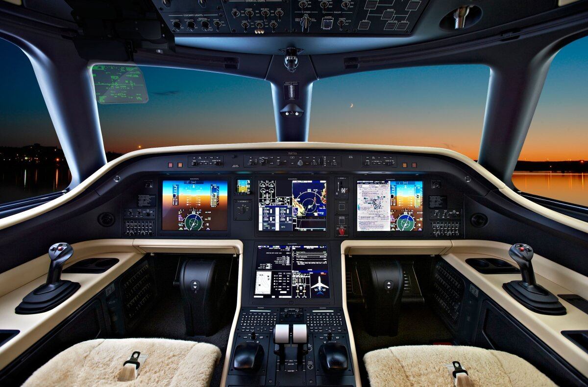 A cabine de comando do Legacy 500 é totalmente revestida em vidro e com displays no lugar dos controles tradicionais dos aviões. O
diferencial proporciona aos pilotos uma
visão mais nítida do voo