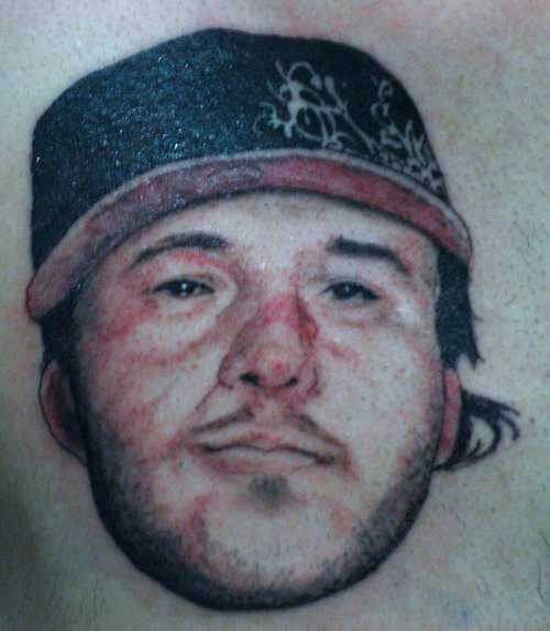 O cantor Chorão, que morreu em março de 2013, teve o rosto estampado na pele de um fã. Existe até uma página que reúne as tatuagens em homenagem à banda Charlie Brown Jr