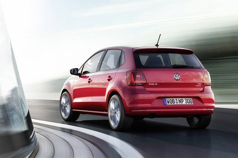 O novo Polo que chegará às lojas europeias no meio do ano é uma leve reestilização do modelo de sexta geração lançado em 2009. As mudanças estéticas são bastante discretas, limitando-se a alterações tímidas nos faróis, lanternas e para-choques — o dianteiro ganhou um filete cromado. A grande novidade são as tecnologias de ponta, quase todas opcionais, como o Driver Alert, sistema que até freia o carro sozinho

Saiba tudo sobre carros! Acesse R7.com/carros