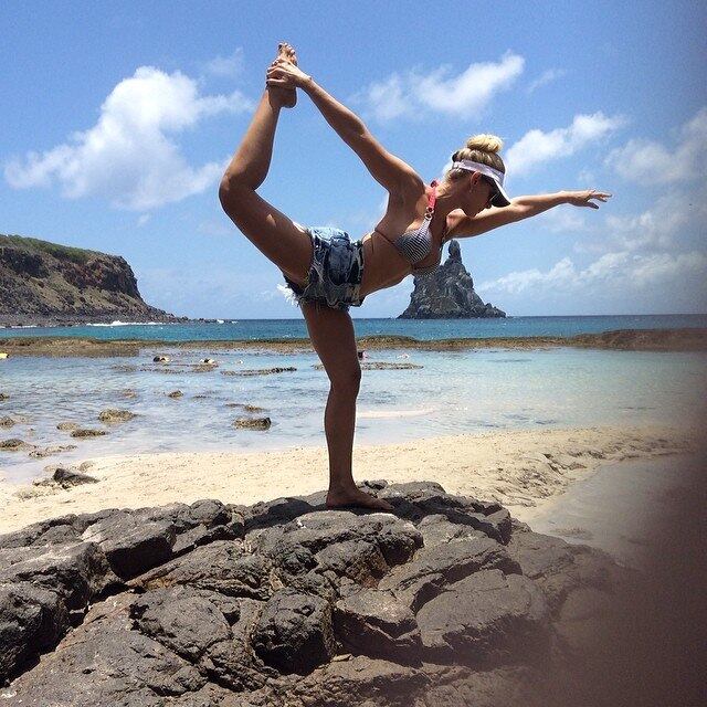 A loira também mostra sua flexibilidade nas fotos que compartilha. Não é à toa que ela é bailarina 