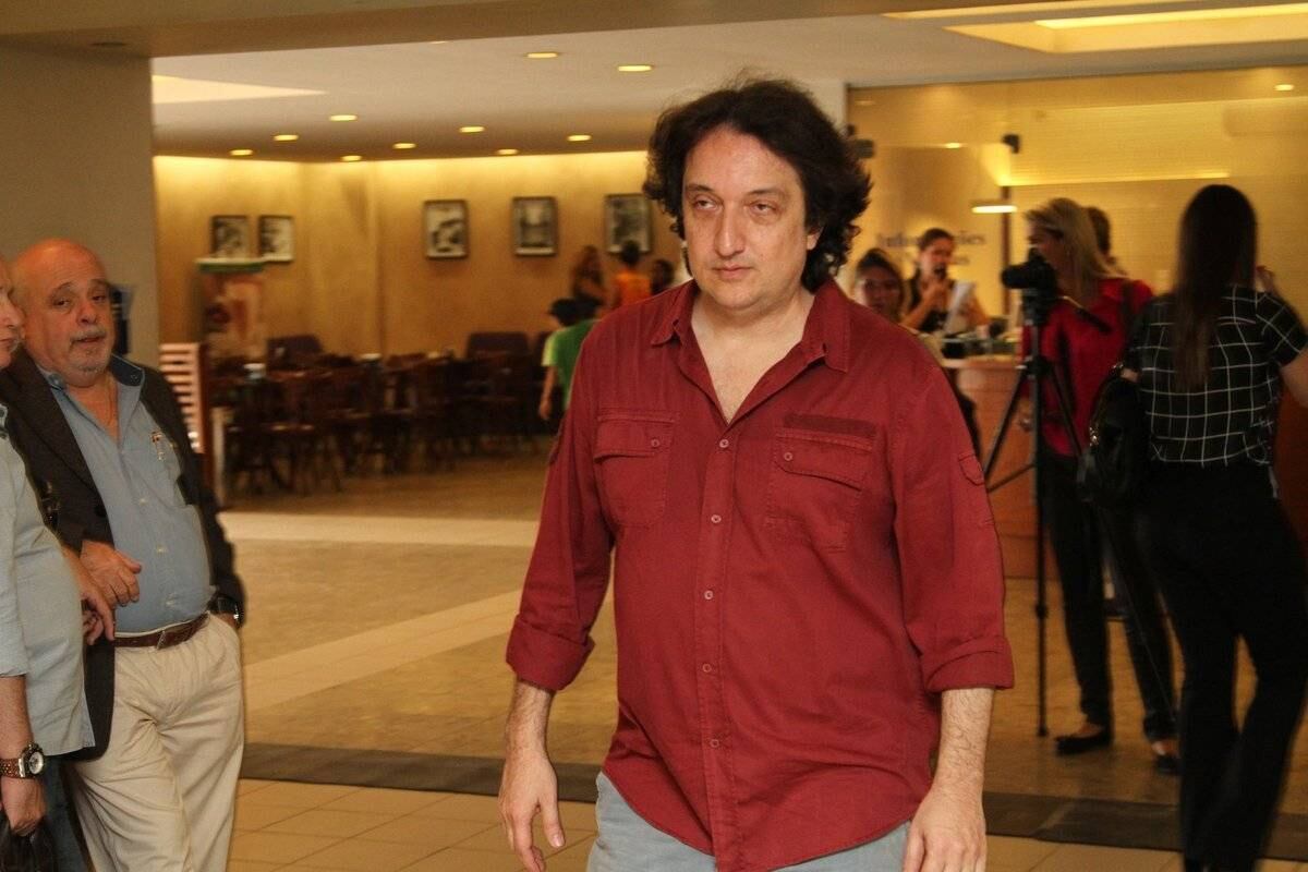 Familiares e amigos de Yoná Magalhães se reuniram na manhã desta quarta-feira (21) para o velório da atriz. A cerimônia aconteceu no cemitério Memorial do Carmo, no Caju, zona portuária do Rio de Janeiro. A estrela da TV morreu na manhã desta terça-feira (20) após complicações na recuperação de uma cirurgia cardíaca. O velório terminou com aplausos de amigos e familiares e logo depois do último adeus, o corpo da atriz foi cremado
Marco Mendes, filho da atriz, se emocionou ao falar da luta da mãe para se recuperar de uma cirurgia cardíaca