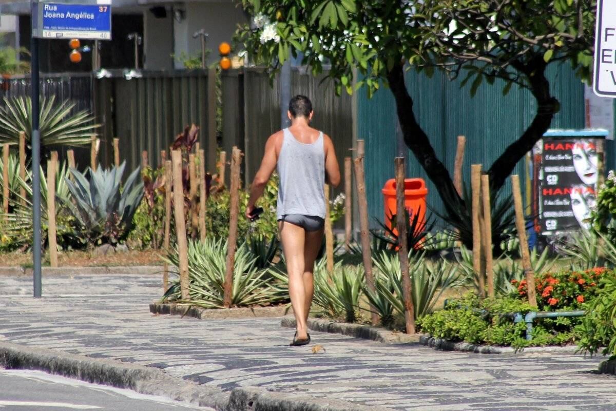 Depois, continuou caminhando 