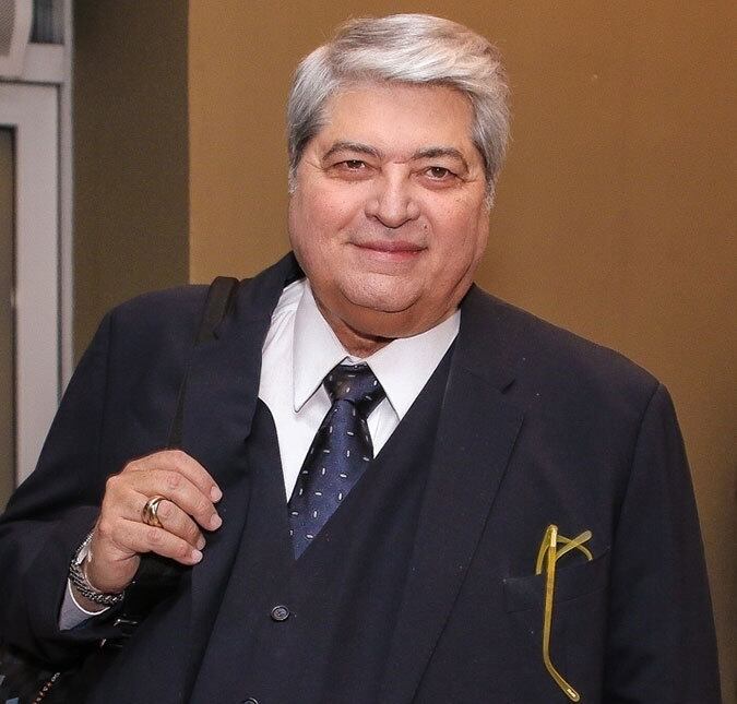 De olho em 2022, o apresentador
José Luiz Datena se filiou recentemente ao PSL. A legenda estuda lança-lo como
candidato à presidência em 2022, quando o país escolherá também governadores,
senadores e deputados federais.

Seu partido, o PSL, deve
anunciar no próximo dia 21 a fusão com o DEM. A aliança entre as duas siglas, que se encontra em fase final,
pode resultar no maior partido do país, com mais de 80 cadeiras na Câmara dos
Deputados. Com isso o eventual candidato terá mais recursos financeiros e mais tempo de TV nas eleições