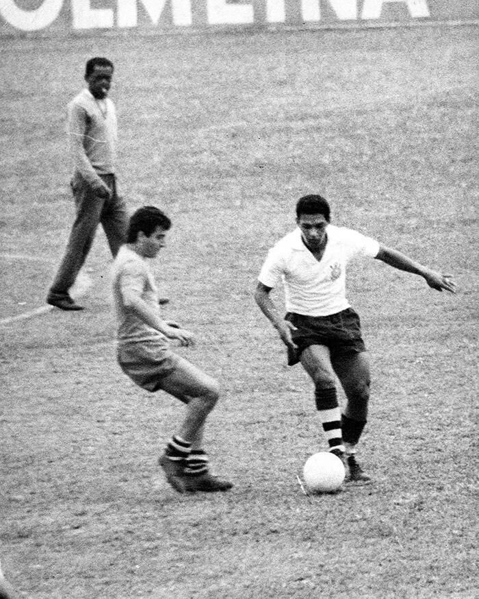 Em 1962, o eterno craque das pernas
tortas, Garrincha, apanhou muito dos chilenos na semifinal. O jogador,
revoltado, reclamou com o árbitro e acabou sendo expulso.

O Brasil venceu o Chile pelo placar de 4
a 2