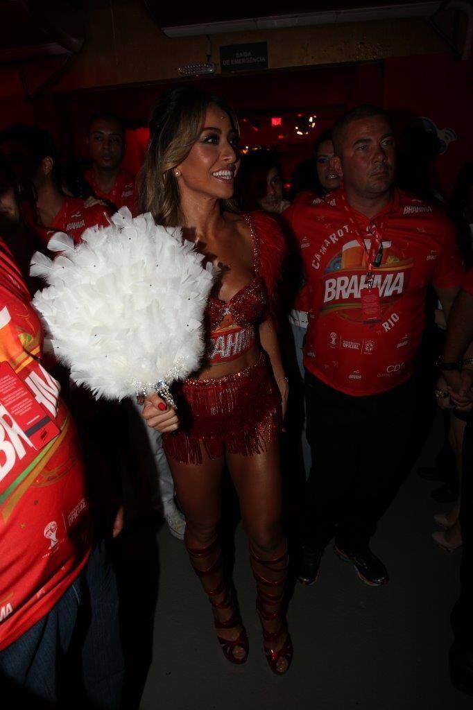 Sabrina Sato causa tumulto ao chegar em camarote na Marquês de Sapucaí