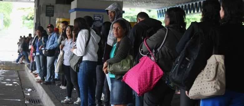 No Rio, passageiros fizeram fila em pontos de ônibus da Central do Brasil nesta quarta-feira (28)