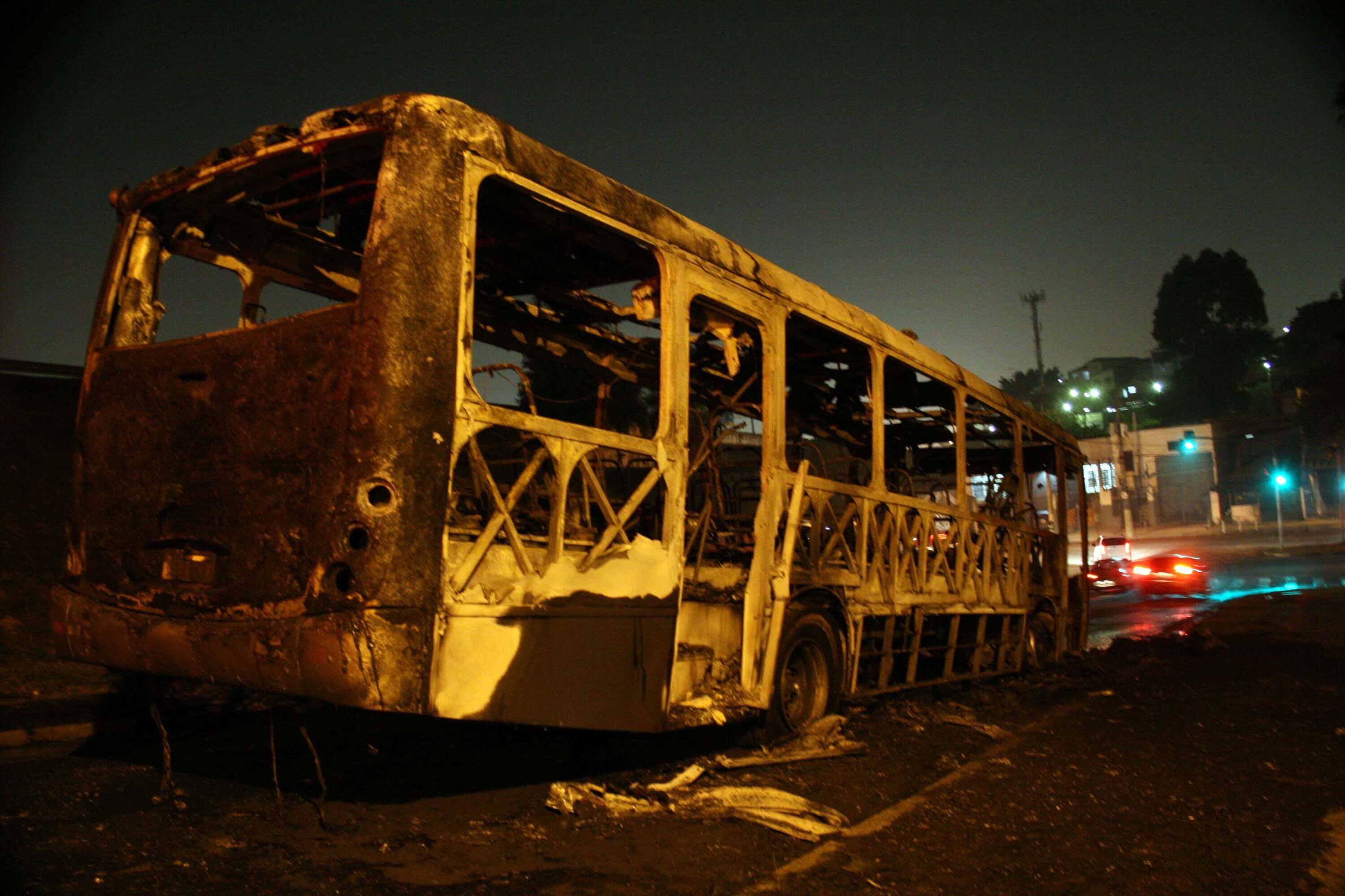 Coletivo foi parado em uma praça
