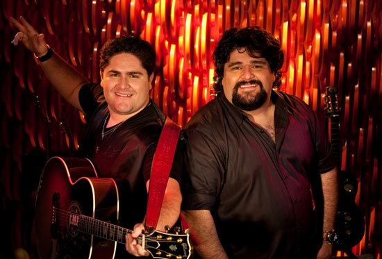 R7 — A dupla sempre esteve entre as mais populares do sertanejo da nova geração. Como é manter a carreira em uma boa condição em um mercado tão competitivo?

Fabiano — Nós batalhamos muito pra chegar onde estamos, trabalhamos duro e não nos acomodamos. Sempre buscamos apresentar o melhor. O mercado é competitivo, sim, mas tem espaço para todo mundo e tanto o César quanto eu, nunca caímos nessa cobrança. Temos muitos amigos no meio musical. Recentemente, por exemplo, lançamos o CD Os Menotti no Som, que foi compartilhado por diversos artistas sertanejos nas redes sociais. Isso mostra interação, união

