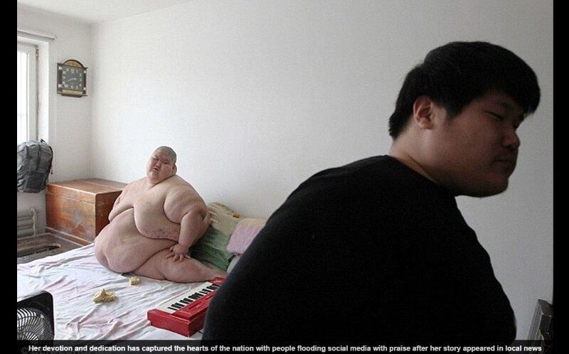 Yuanjun é um cantor que, segundo a mãe,
tem o dom da voz. Ela conta que o menino participa de competições por toda a
China, inclusive com músicas clássicas em italiano e russo

