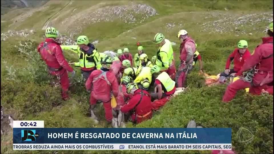 Homem é resgatado após ficar preso em caverna na Itália