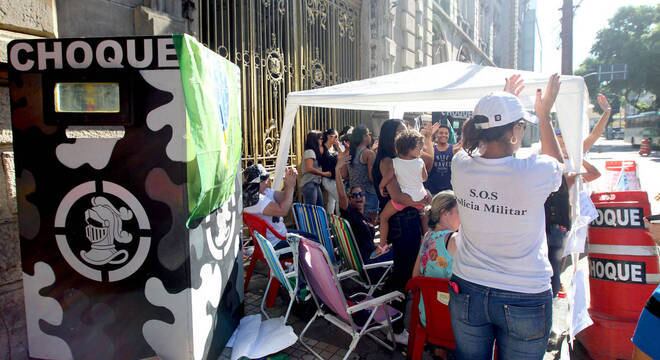 Mulheres de PMs impedem a entrada no Batalhão do Choque, no centro do Rio de Janeiro