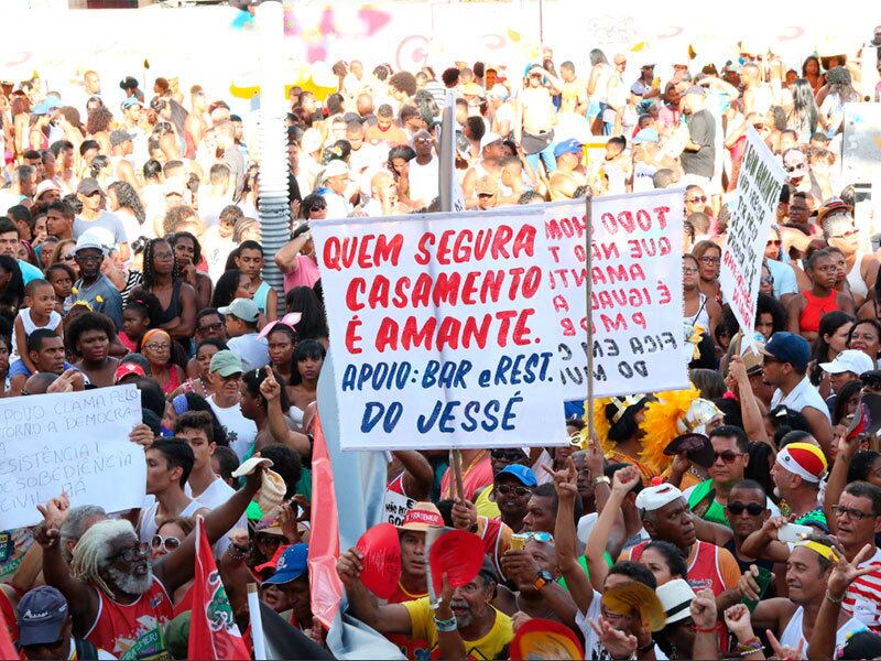 O tradicional
bloco desfilou pelo Campo Grande, trazendo crítica social para o carnaval
de Salvador