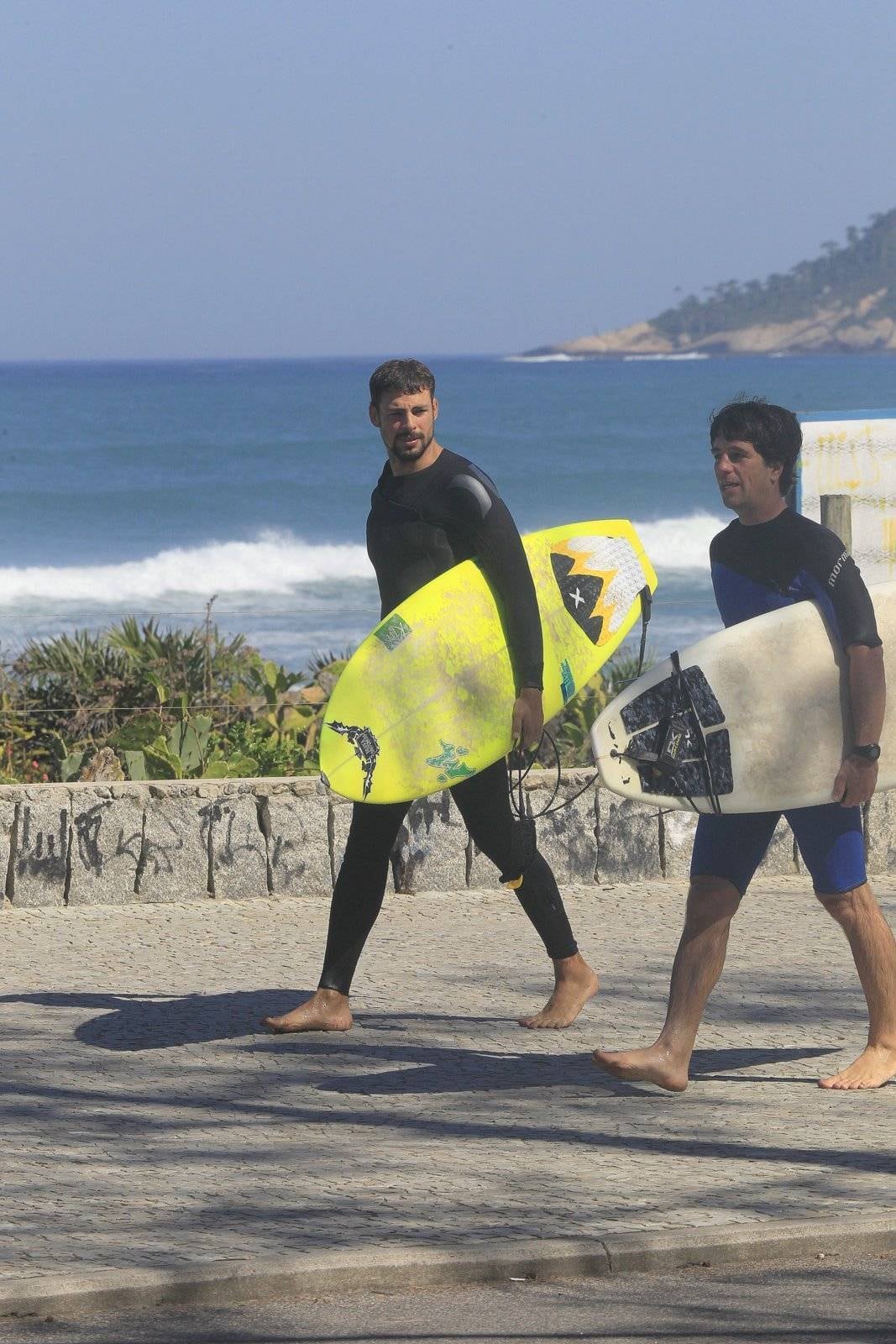Cauã Reymond é fotografado em dia de surfe no Rio