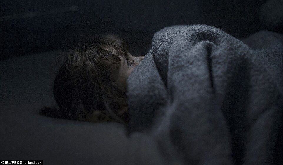 Fara, de 2 anos, foi
fotografada no campo de refúgio de Azraq, na Jordânia, onde vive com seu pai e
sua irmã mais velha 