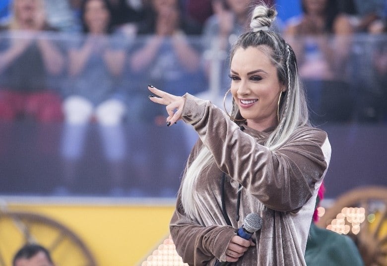 Já no quadro Você
Faz o Que Eu Faço?, Juju vai se arriscar num desafio radical tentando
pilotar uma moto diferente de tudo que o telespectador já viu, a wheelsurf