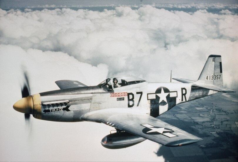 Os fotógrafos que testavam os filmes coloridos conseguiram mostrar até mesmo imagens aéreas, como a deste caça norte-americano Mustang P-51D que escoltava bombardeiros aliados em 1944