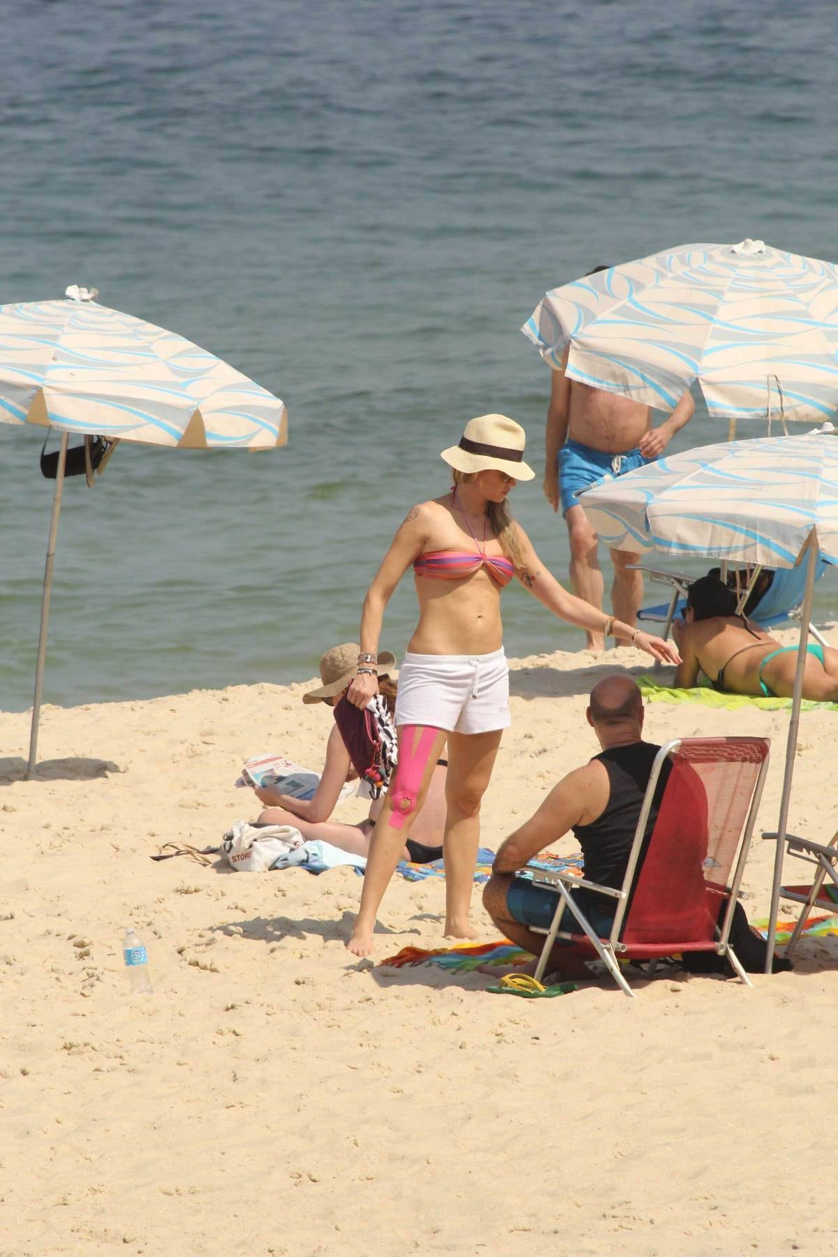 Luana Piovani e Pedro Scooby curtem dia de praia no Rio de Janeiro