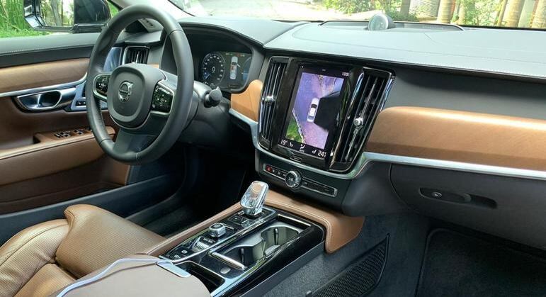 Multimídia vertical tem 12,3 polegadas