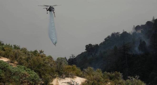 Helicóptero auxilia combate à incêndio nas montanhas de Los Angeles