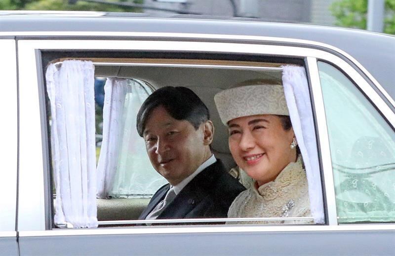 Reiwa, a nova era imperial do Japão, teve início na quarta-feira (1º), com a coroação do imperador Naruhito, após o pai, Akihito, abdicar do trono concluindo um reinado de 30 anos. Foi a primeira vez em mais de 2 séculos que um imperador abriu mão do Trono de Crisântemo ainda em vida. Akihito, que subiu ao cargo em 1989, se destacou por promover a paz, já que seu pai, Hirohito, foi responsável pela participação japonesa na Segunda Guerra Mundial ao lado da Itália e da Alemanha