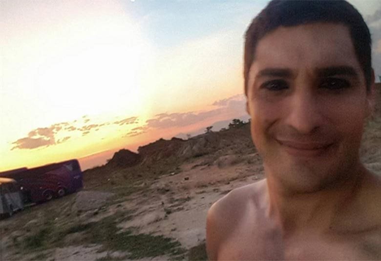 — Emprestei muito do meu sentimento com minha esposa, minha
filha para a cena. Acho que foi um dos personagens mais difíceis que eu fiz
porque estava muito próximo da minha vida, do meu dia a dia
+ Com meia arrastão e look colado, Marcos Mion capricha na dança sensual ao lado de Anitta
+ VÍDEO: Segredo da fita é revelado e Luciano se emociona com homenagem da esposa
+ Assista às íntegras do Legendários no R7.com/Play!