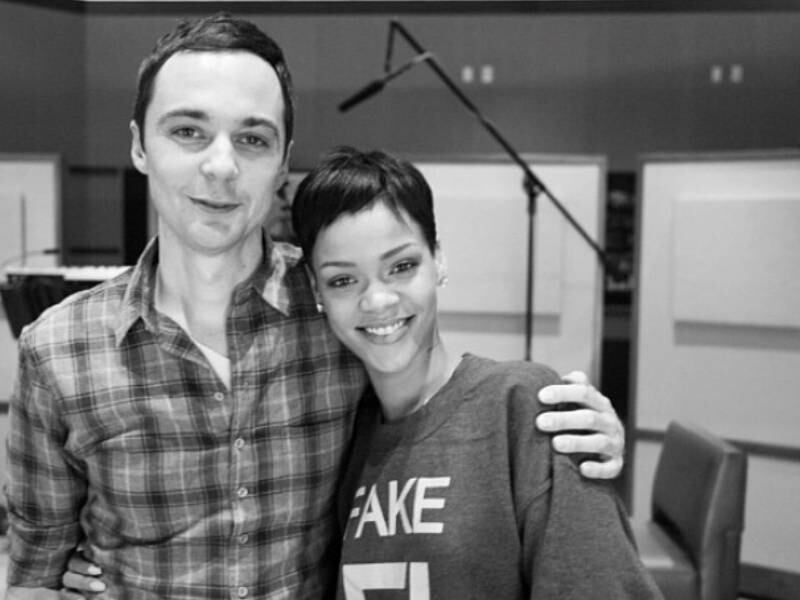 Jim Parsons e Rihanna

Sheldon e Rihanna são amigos. Já imaginou? Eles se conheceram durante um trabalho e não se desgrudaram mais