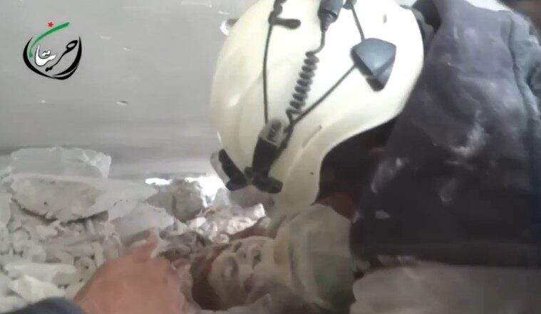 A criança teria ficado presa depois que uma coluna de
concreto desabou em cima dela