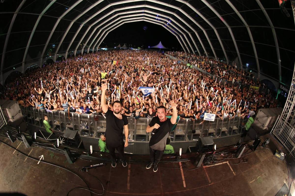 Camarote Salvador
Os DJs Dimitri Vegas e Like Mike já estão confirmados no Line-Up do camarote. O espaço conta ainda com outras atrações, ainda não divulgadas, além do serviço All Inclusive apelidado de 'No Limits'.

Confira a grade de atrações:









Sexta (24) - Duke
Dumont, Luan Santana, Aj Perez,  Bruno Martini, The Juns ( Ingresso Feminino 1190 / Ingresso Masculino 1890) 
Sábado (25) – Afrojack, Timbalada, Aj Perez, Marcelo Cic, Shapeless (Ingressos Esgotados)

Domingo (26) - Fedde Le Grand, Aj Perez, Chemical Surf,
Future Class, Leozinho, Zerb (Ingressos Esgotados)

Segunda (27) - Dimitri Vegas & Like Mike, Israel Novaes, Aj Perez, Mark
Ursa (Ingressos Esgotados)

Terça (28) – Kungs, Vintage Culture, Aj Perez, Illusionize, Samhara, Thiago Mansur, Tuca Fernandes, Zelig ( Ingresso Feminino 1 290/ Ingresso Masculino 2090)