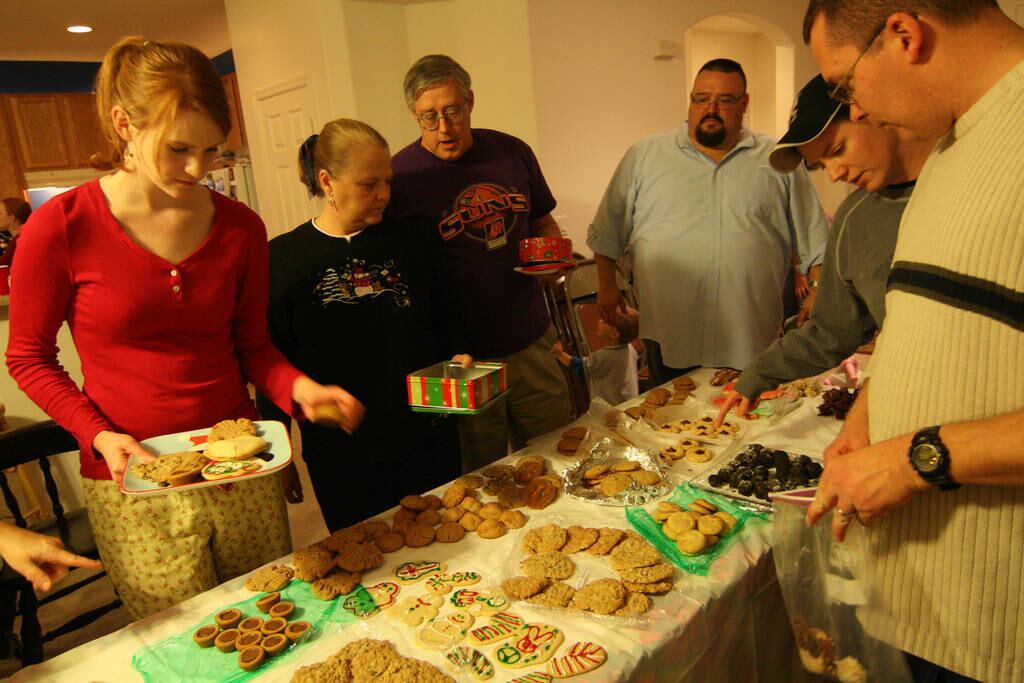 Peça apoio à família e amigos
É muito difícil perder peso sem o apoio de pessoas próximas. O ideal é colocar todo mundo para fazer dieta e embarcar numa vida saudável juntos, assim um consegue dar suporte e encorajar o outro na hora de uma “recaída”