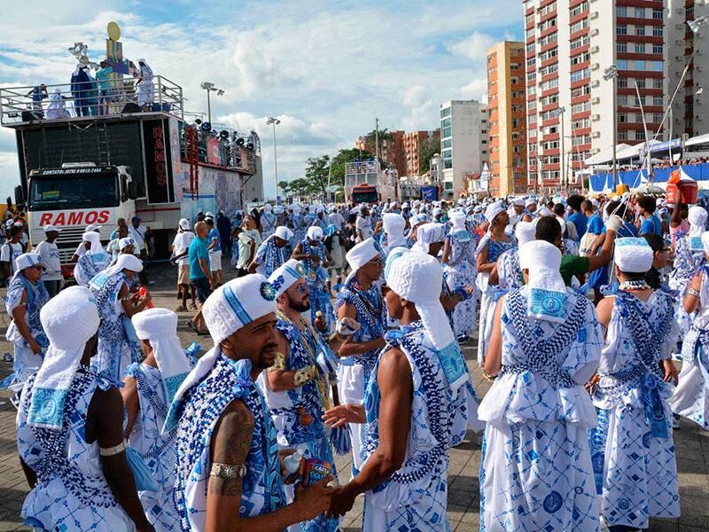 Após o beijo, as mulheres ganham a tão esperada
recompensa; o colar de contas