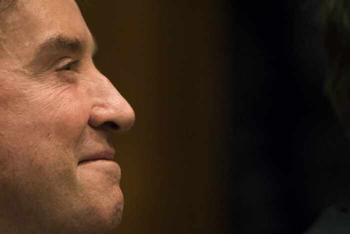 A denúncia do Ministério Público Federal do Rio de Janeiro —
acatada pela 3ª Vara Federal Criminal do Estado — narra a ocorrência de três
fatos criminosos, sendo um de manipulação de mercado (pena de um a oito anos) e
dois de uso indevido de informação privilegiada (insider trading, com pena de
um a cinco anos, mas multiplicado por dois). Assim, se for condenado, o
empresário pode ficar até 18 anos atrás das grades