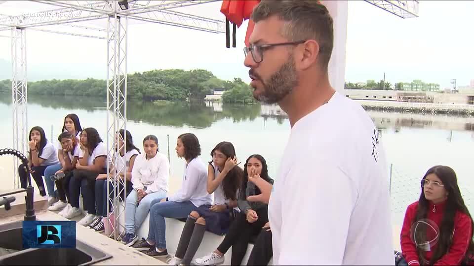 Alunos em SP trocam as carteiras por barco para aprender, na prática, sobre preservação da natureza