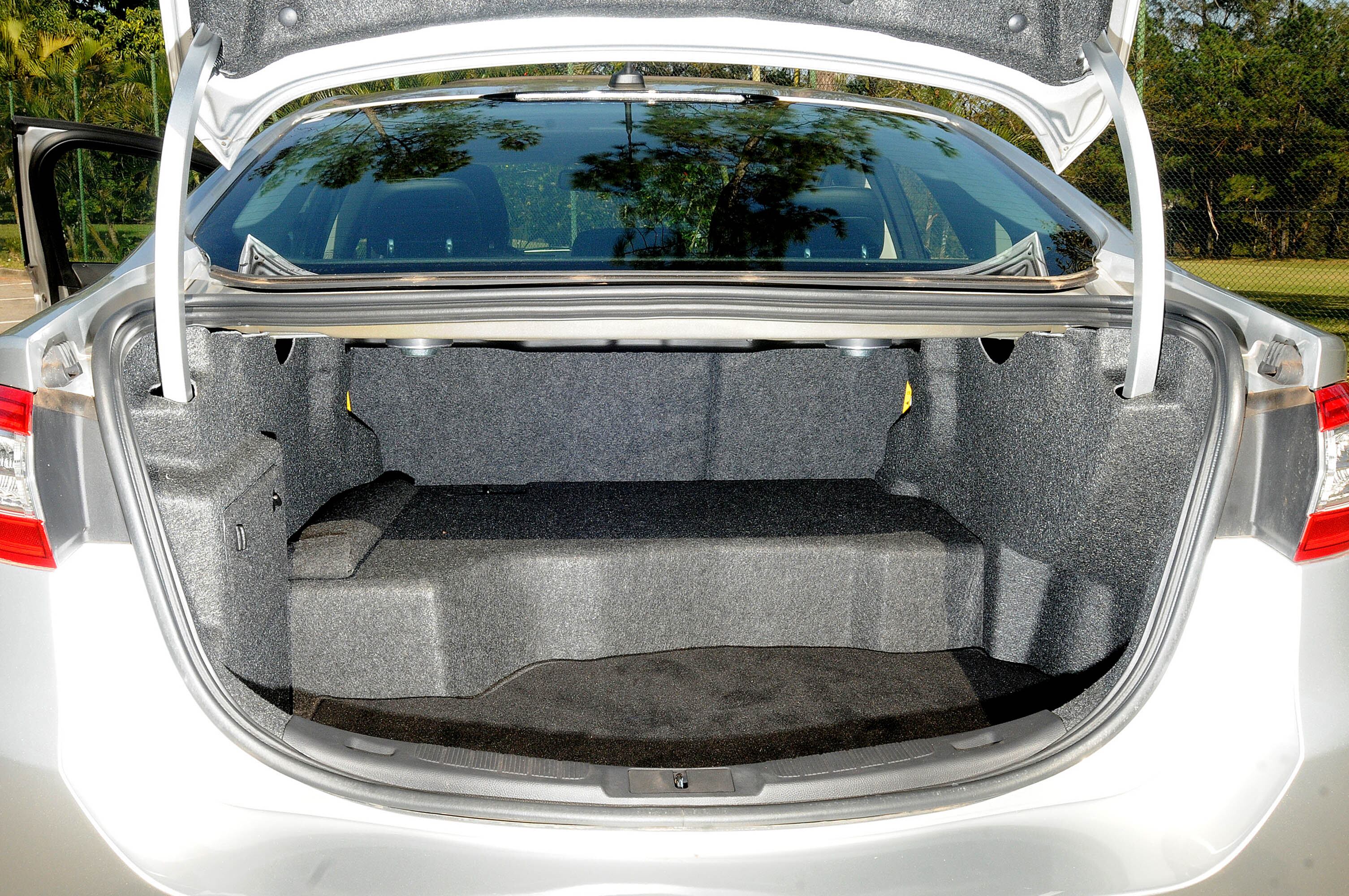 Para conseguir rodar a até 100 km/h movido sobre com eletricidade o Fusion Hybrid adota uma nova bateria de íon-lítio. Apesar de ser mais leve do que sua antecessora ela ainda é volumosa, roubando 122 litros de volume do porta-malas. Com isso o compartimento ficou com 322 litros, volume próximo ao de um hatch compacto

Quer saber tudo sobre carros? Acesse www.r7.com/carros
