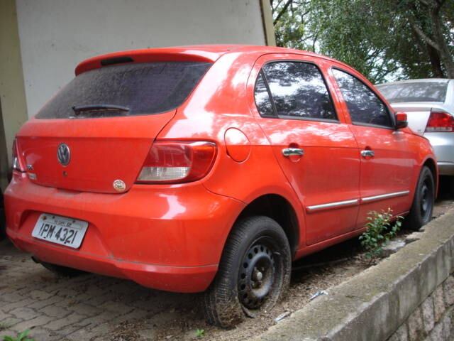 Também na cor vermelha está disponível o Volkswagen Gol ano 2008, modelo 2009. O carro, aparentemente em
bom estado, pode ser levado para casa pelo valor mínimo de R$ 5.000