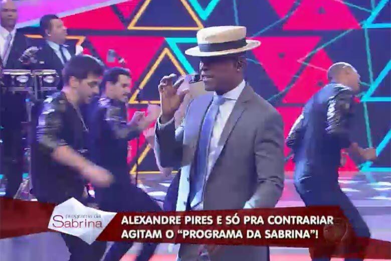 Depois, Alexandre explicou de onde vem o tal porte físico que virou motivo de piada por parte de Sabrina

+ Vídeo: Com 25 anos de carreira, Só Pra Contrariar recebe homenagem do Programa da Sabrina

+ Quer saber tudo sobre o Programa da Sabrina? Siga o perfil no Twitter

+ A atração da japa mais famosa do Brasil também está no Facebook. Curta!
