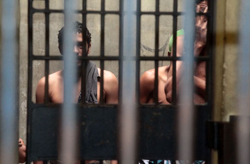 Desde a última terça-feira (25), nenhum eleitor de município onde haverá segundo turno pode ser preso ou detido, salvo em flagrante ou em virtude de sentença criminal condenatória por crime inafiançável ou por desrespeito a salvo-conduto. A regra vale até as 17h de terça-feira (1º). Vale ressaltar que a norma vale apenas para os eleitores das localidades que terão a disputa, independente de onde eles estiverem