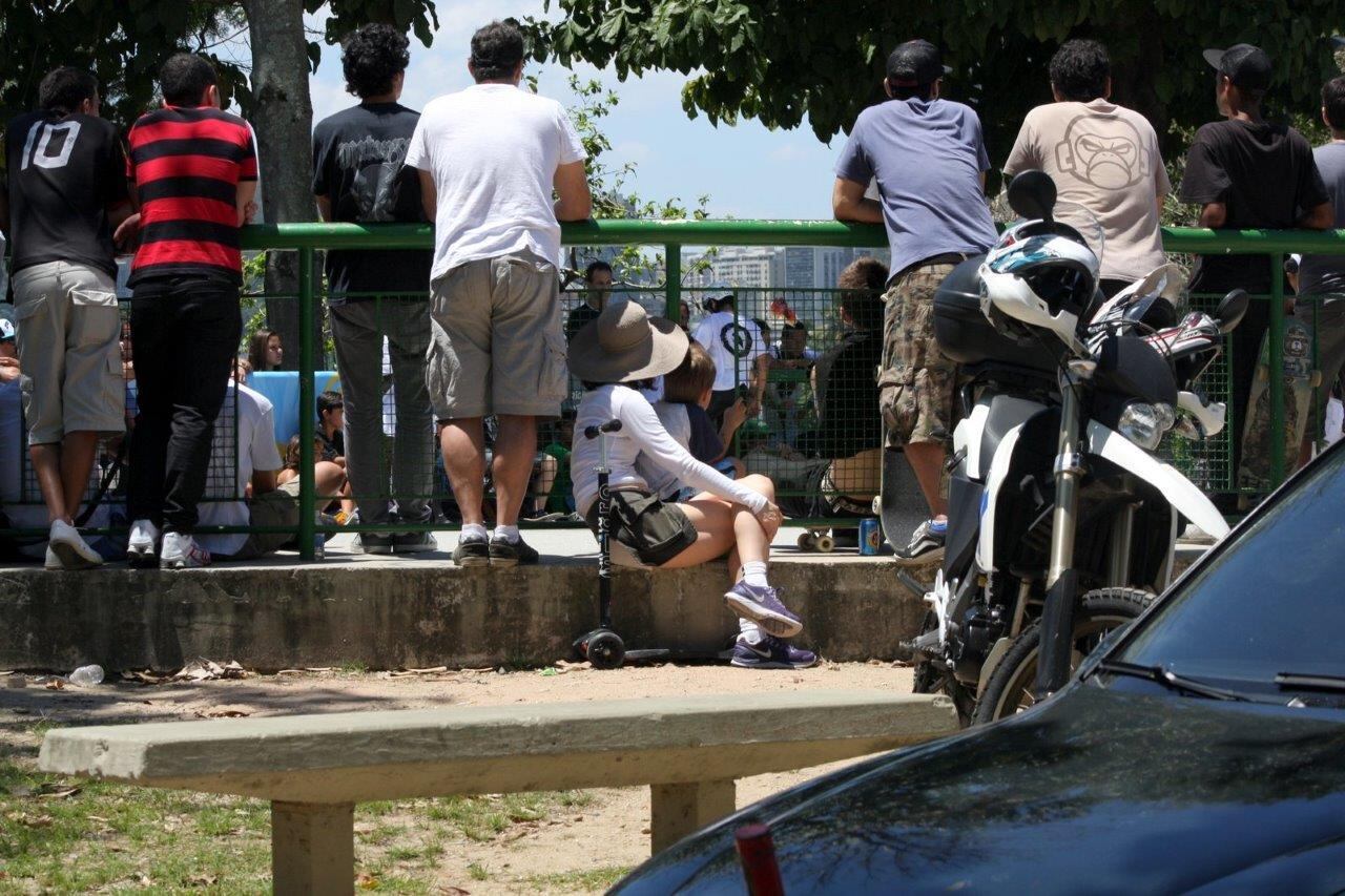 Mãe e filho observavam atentos manobras de skate
