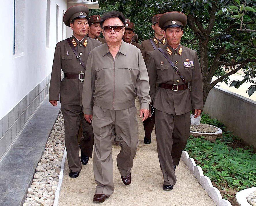 

Os dois primeiros testes nucleares da Coreia do Norte
aconteceram nos anos de 2006 e 2009, ainda durante o governo de Kim Jong-il.



Um pacto de desarmamento chegou a ser negociado em 2007, mas o processo foi
interrompido pouco depois.


Kim Jong-il morreu em dezembro de 2011, deixando um legado
de retórica a seu filho caçula, Kim Jong-un

