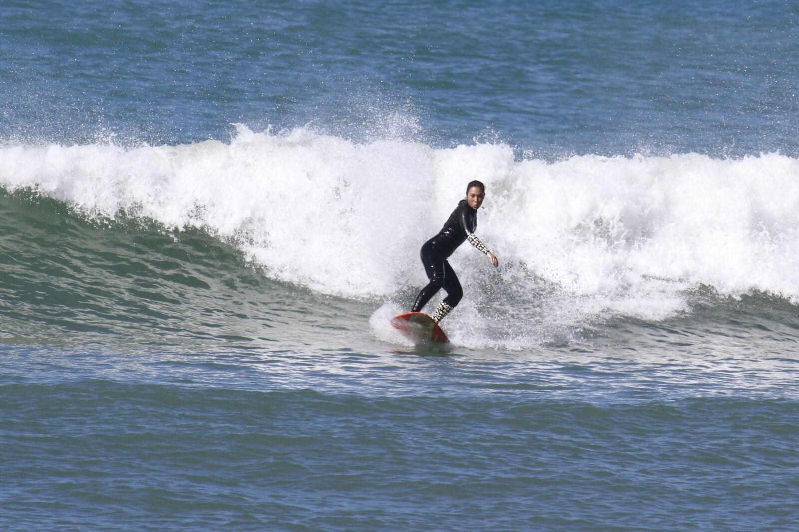 Dani Suzuki aproveitou a manhã desta quinta-feira (22) para surfar na praia da Macumba, no Rio de Janeiro