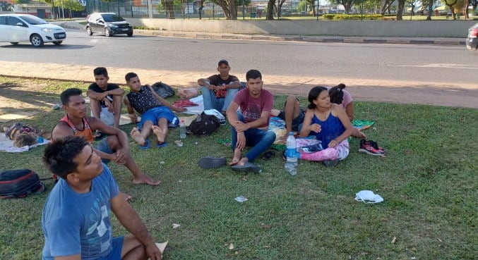 Praça ao lado da rodoviária de Boa Vista, em Roraima, é ponto de encontro de venezuelanos no Brasil