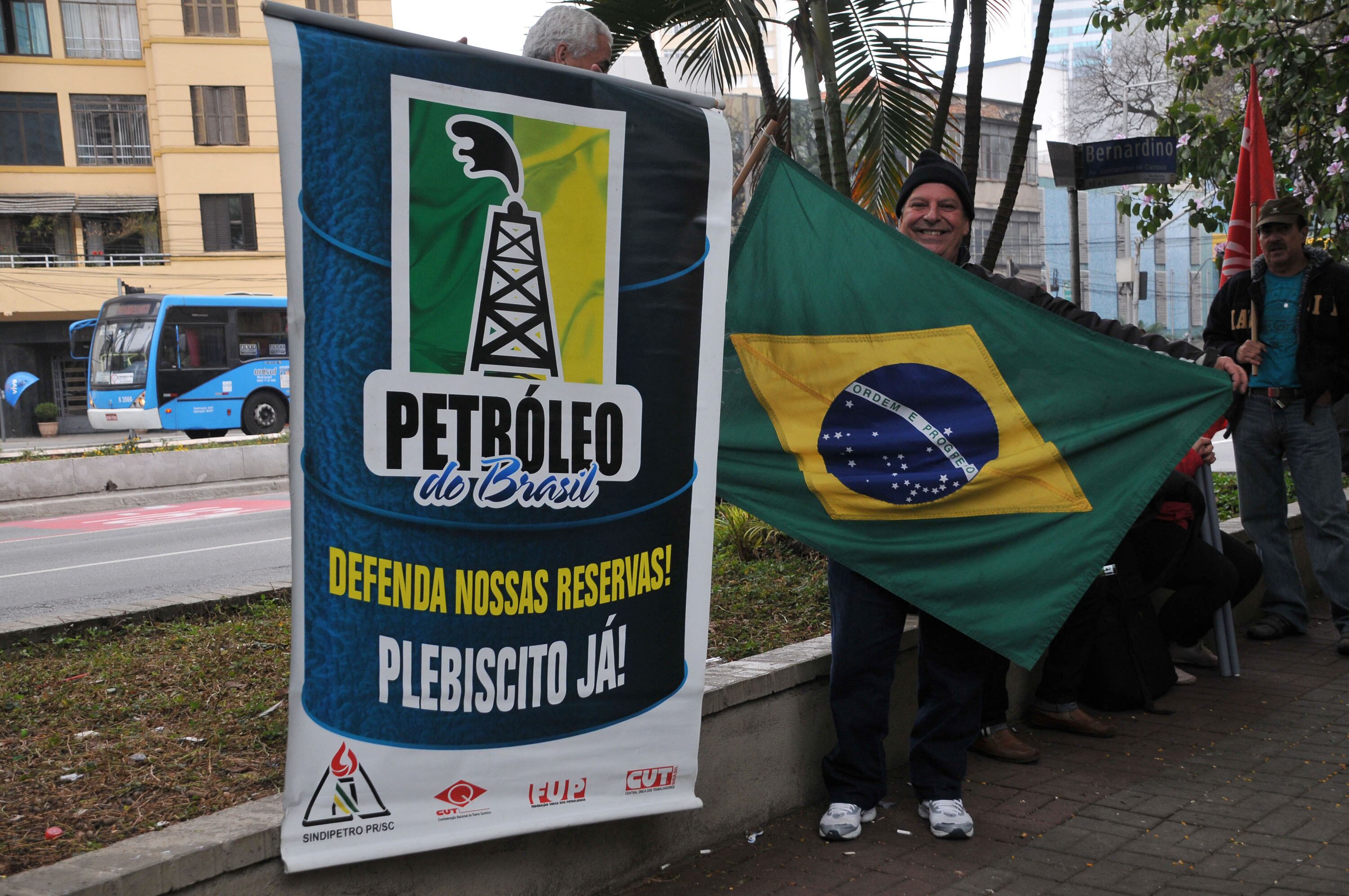 Segundo Morais, o governo já fez 11 desses leilões e o próximo está marcado para 12 em outubro. — Nós vamos lutar para que o governo se sensibilize e suspenda esse leilão, temos certeza de que esses leilões são desserviço ao povo brasileiro
Do R7, com Agência Brasil