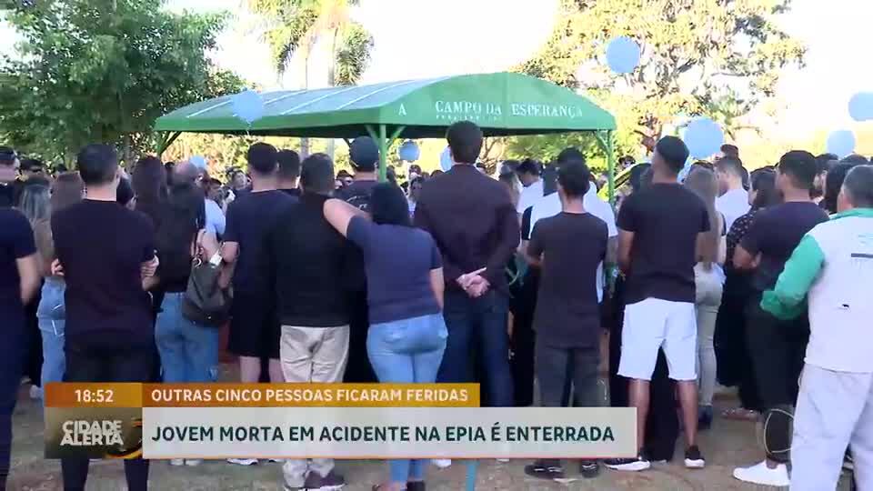 Familiares e amigos se despedem de jovem morta em capotamento no DF