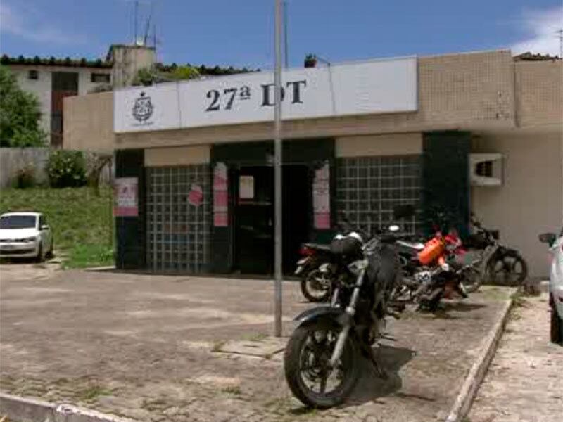 A delegacia do bairro investiga o caso e tem o nome do
suspeito: Edimar Nascimento de Jesus. A delegada acredita que ele tenha sido
ajudado na fuga e já tem a foto do suspeito