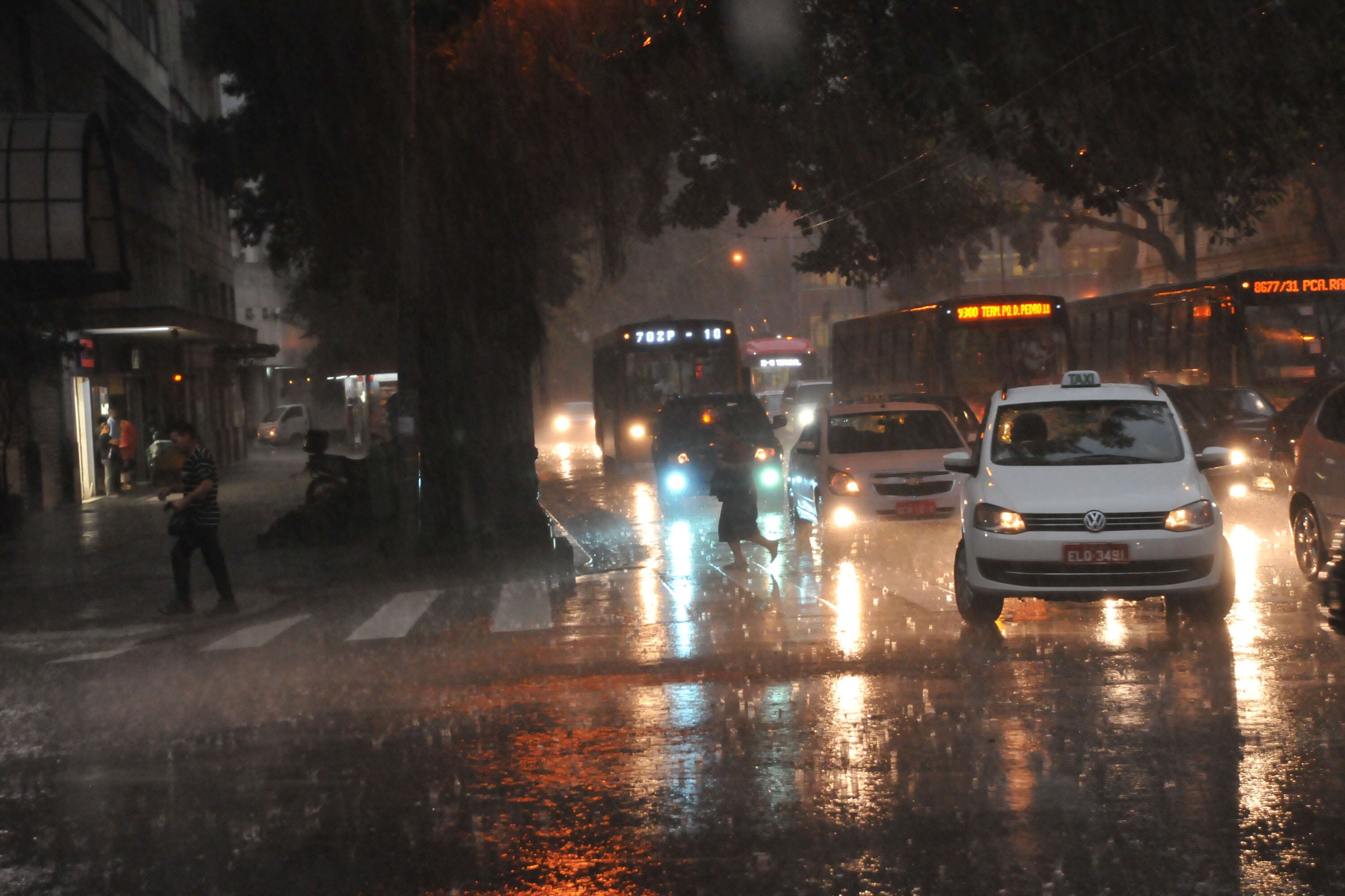 A forte chuva que atingiu a cidade de São Paulo chegou a deixar mais de 80 faróis com problemas