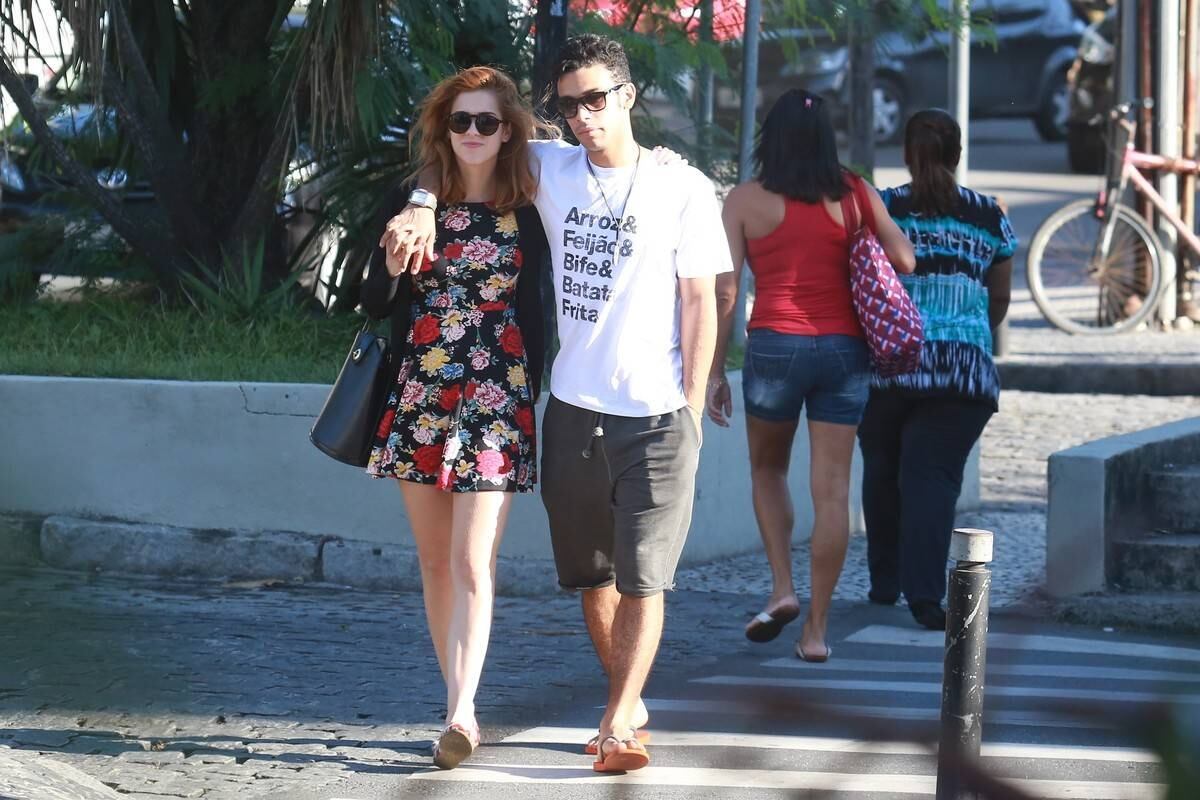 Sophia Abrahão e Sérgio Malheiros, que não assumem romance, são fotografados andando de mãos dadas