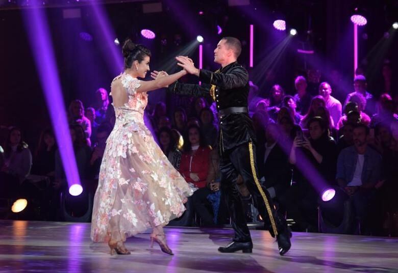 Em mais uma noite de competição, Ricardo Vianna provou que sabe domar sua versatilidade. Na terceira noite o ator se transformou em um príncipe encantado, enquanto sua parceira de dança trouxe feminilidade ao usar um vestido florido e romântico