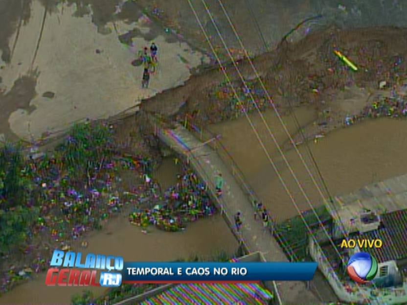 Uma ponte em Nova Iguaçu ficou destruída