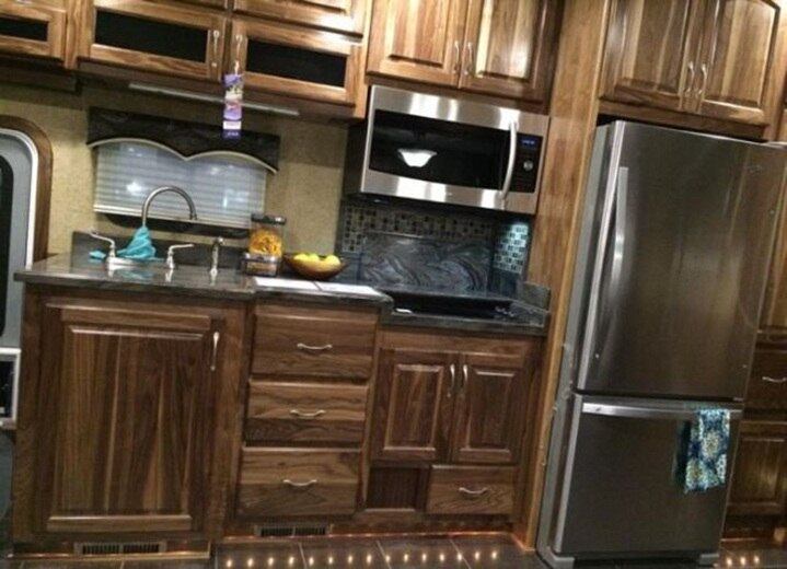 Eletrodomésticos são em inox, o que reforça o requinte do "busão"