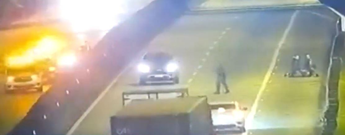 Houve uma perseguição e, após alcançá-lo, policiais precisaram usar a força para detê-lo