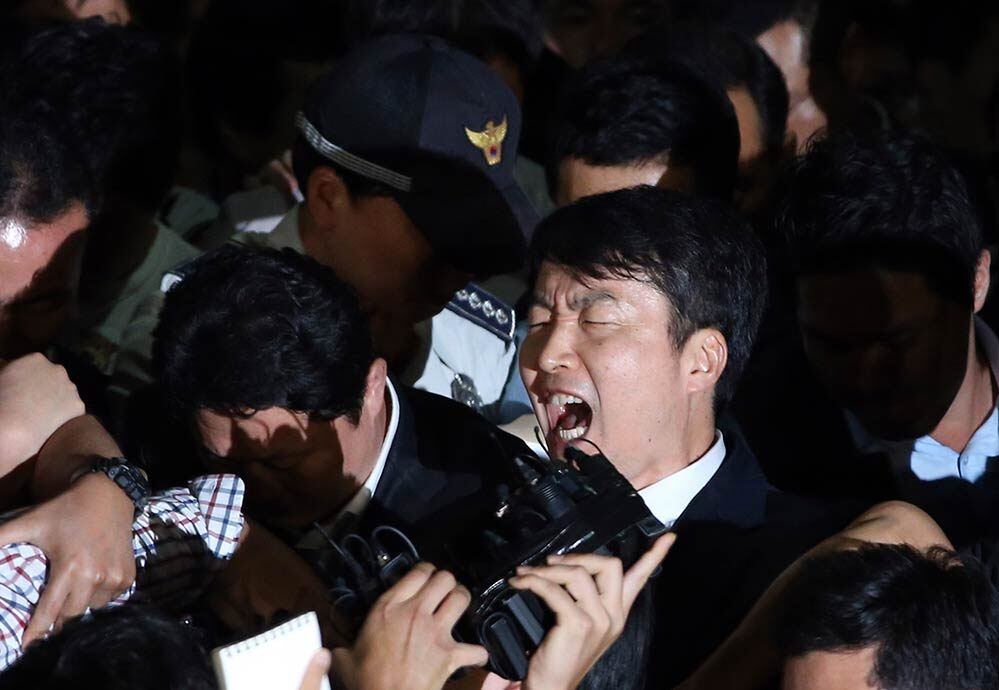 Lee Seok-Ki, parlamentar opositor do Partido da União Progressista, grita
enquanto é levado por investigadores e policiais para uma prisão temporária.
Ontem, o Congresso local autorizou a prisão de Lee, acusado de traição e de
planejar um complô com a Coreia do Norte para derrubar o governo sul-coreano

